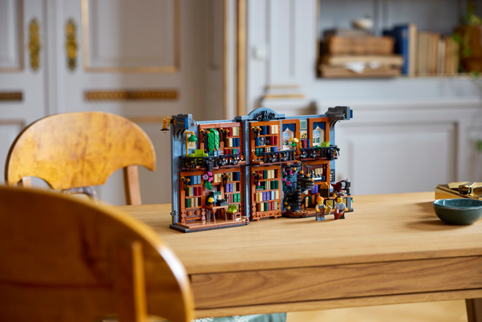 LEGO Icons Boekensteun: Boekhandel 11379 product in gebruik