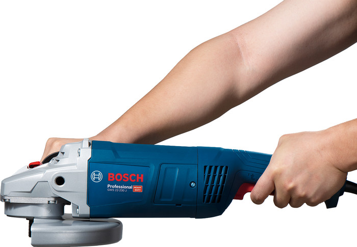 Bosch Professional GWS 22-230 J product in use