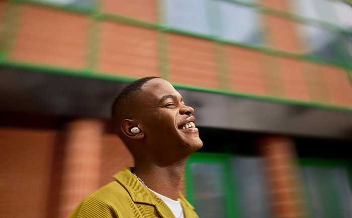 JBL Live Buds 3 Zilver product in gebruik