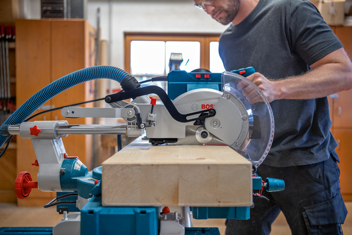 Bosch Professional GCM 305-254 D + Onderstel product in gebruik