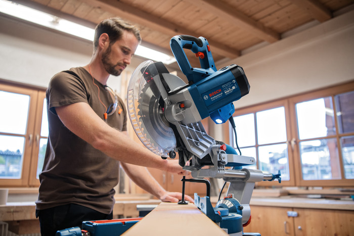 Bosch Professional GCM 305-254 D + Onderstel product in gebruik