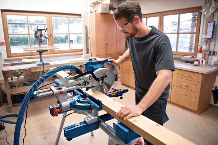 Bosch Professional GCM 305-254 D + Onderstel product in gebruik