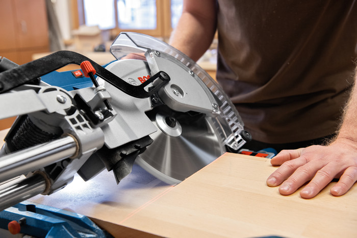 Bosch Professional GCM 305-254 D + Onderstel product in gebruik