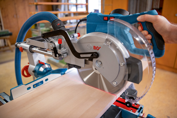 Bosch Professional GCM 305-254 D + Onderstel product in gebruik