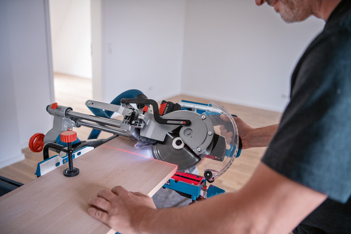 Bosch Professional GCM 18V-216 D + ProCORE 8,0 Ah accu + Onderstel product in gebruik