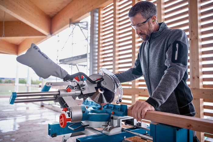 Bosch Professional GCM 18V-254 D (without battery) product in use