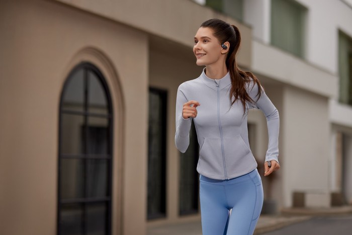 Shokz OpenFit Air Schwarz produkt in gebrauch