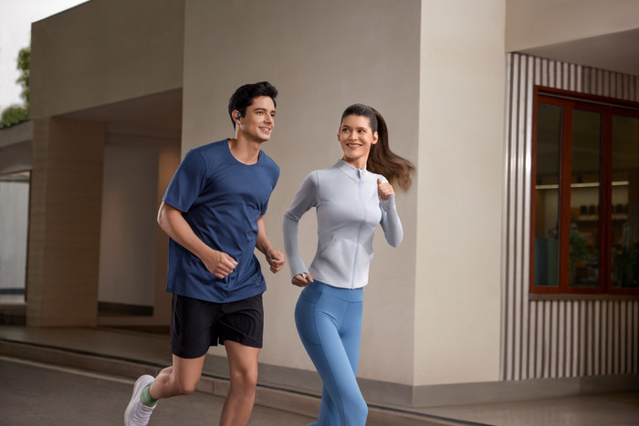 Shokz OpenFit Air Schwarz produkt in gebrauch