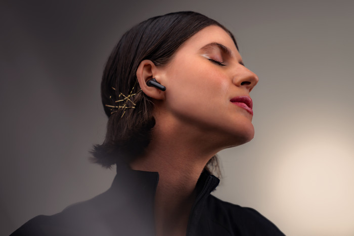 Moto Buds Plus Zwart product in gebruik