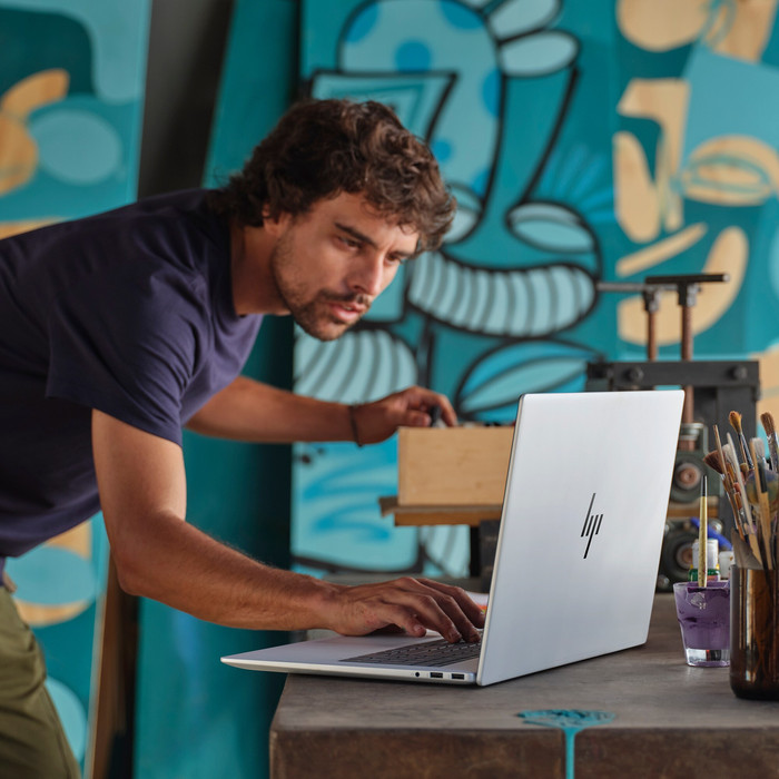 HP ENVY 17-da0975nd product in use