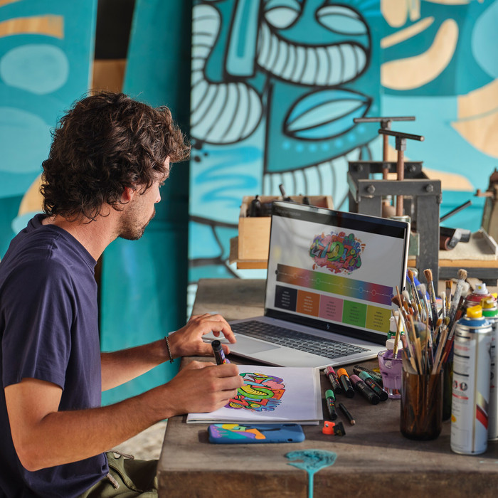 HP ENVY 17-da0975nd product in use