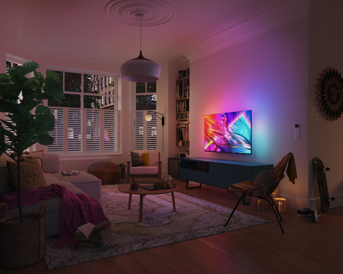 Philips The One 43PUS8909 - Ambilight (2024) + Soundbar + Hdmi kabel product in gebruik