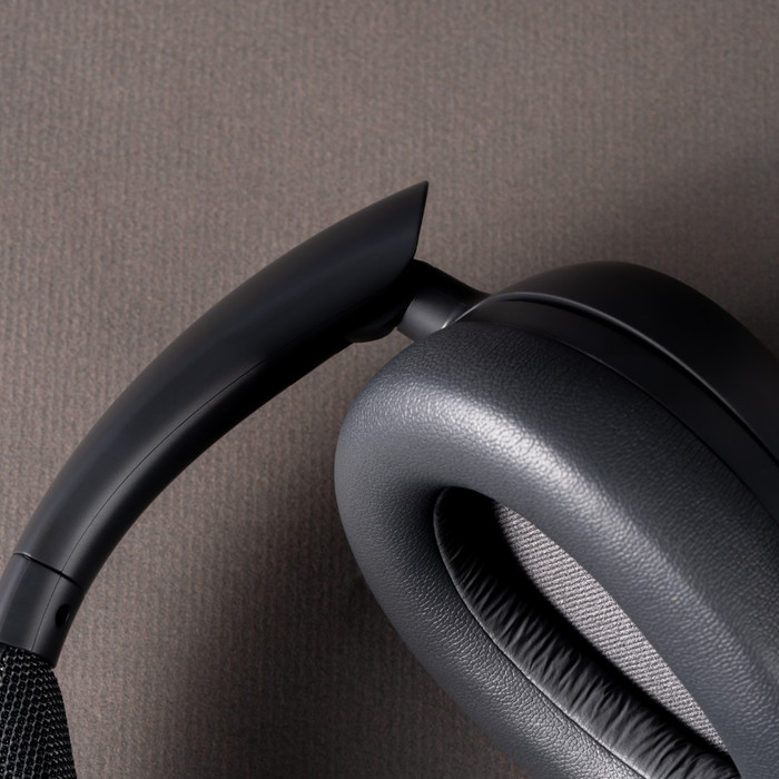 JBuds Lux ANC Grau produkt in gebrauch