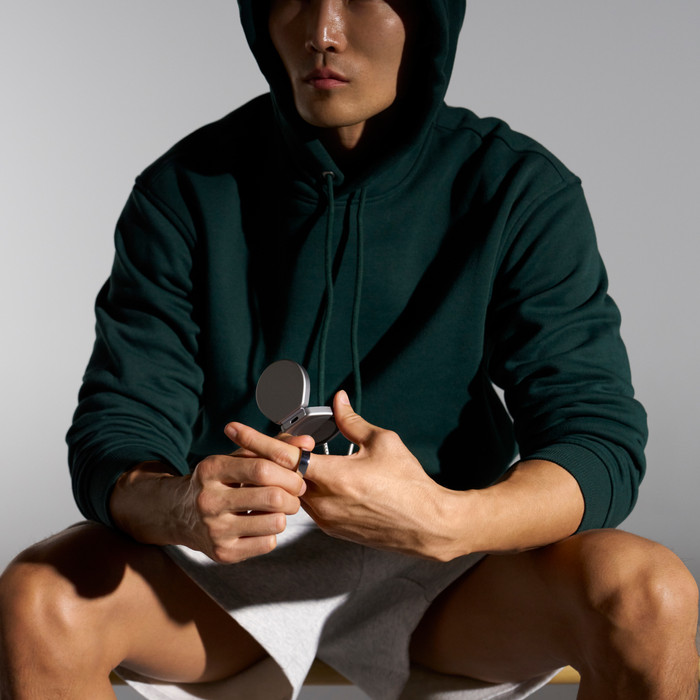 Oura Ring 4 Wireless Charging Case Size 8 product in use