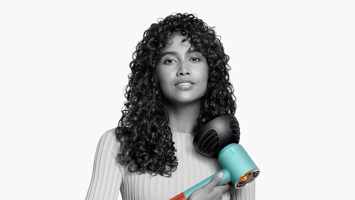 Dyson Supersonic Nural Keramiek Patina/Topaas product in gebruik