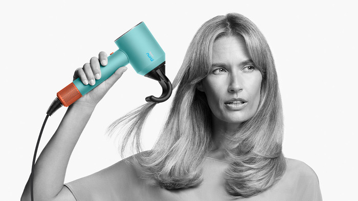 Dyson Supersonic Nural Keramiek Patina/Topaas product in gebruik