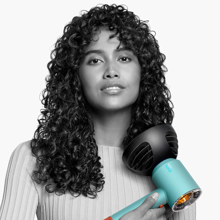 Dyson Supersonic Nural Keramiek Patina/Topaas product in gebruik
