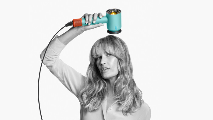 Dyson Supersonic Nural Keramiek Patina/Topaas product in gebruik