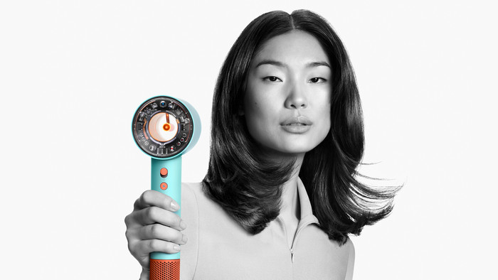 Dyson Supersonic Nural Keramiek Patina/Topaas product in gebruik