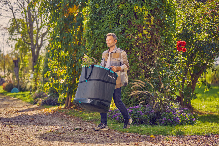 GARDENA Garden Trash Bag Pop-Up Size M product in use