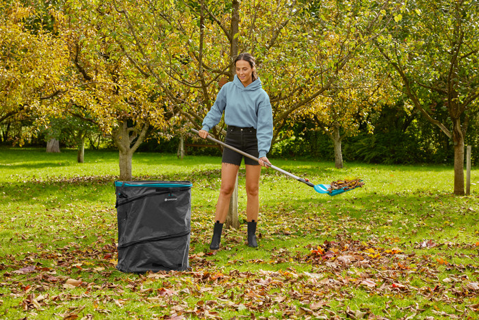 GARDENA Garden Trash Bag Pop-Up Size M product in use