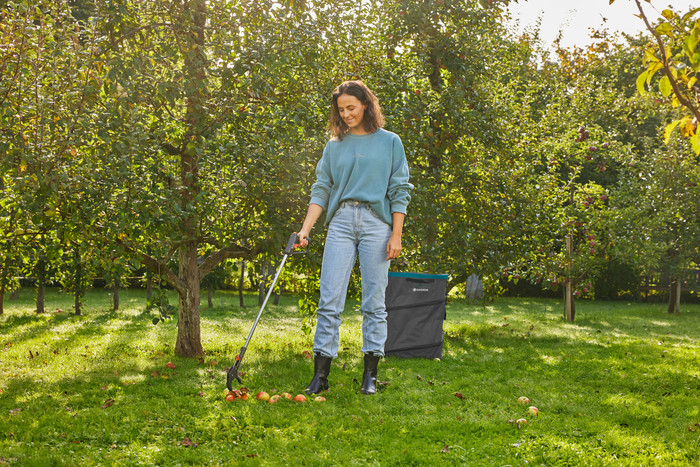 GARDENA Garden Trash Bag Pop-Up Size M product in use