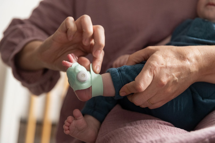 Owlet Dream Sock Mint OW-DS-MI product in use