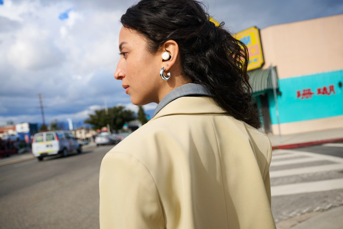 Google Pixel Buds Pro 2 Wit product in gebruik