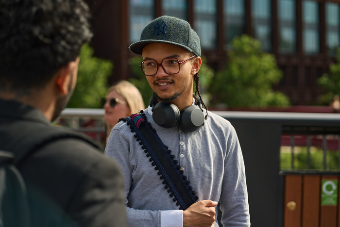 Sony WH-1000XM5 Zwart product in gebruik