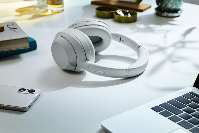 Sony ULT Wear Grean + BlueBuilt Quick Charge Charger with USB-A Port 18W Black product in use