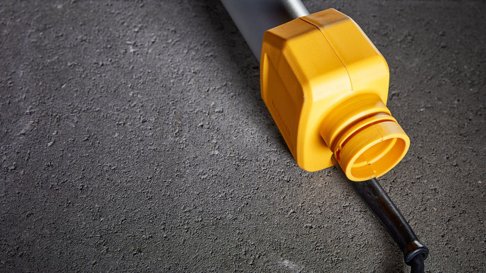 DeWalt DWE7800-QS product in use