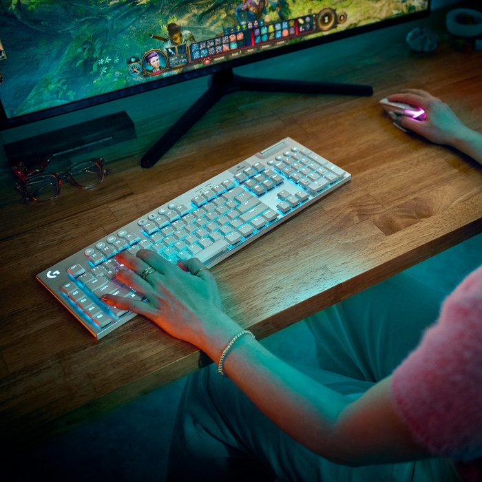 Logitech G915 X Lightspeed Wireless Gaming Toetsenbord Wit Qwerty product in gebruik