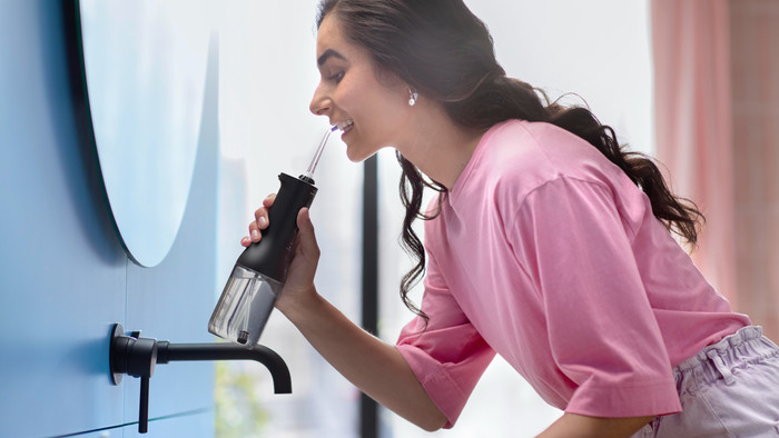 Philips Sonicare DiamondClean 9000 HX3886/43 + Power Flosser Zwart product in gebruik