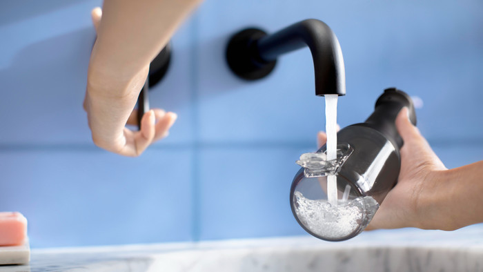 Philips Sonicare DiamondClean 9000 HX3886/43 + Power Flosser Zwart product in gebruik