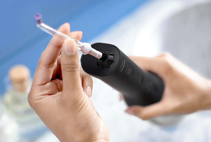 Philips Sonicare DiamondClean 9000 HX3886/43 + Power Flosser Zwart product in gebruik