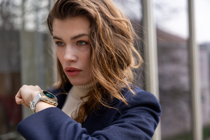 Garmin Fenix 8 Silver/White 43mm product in use