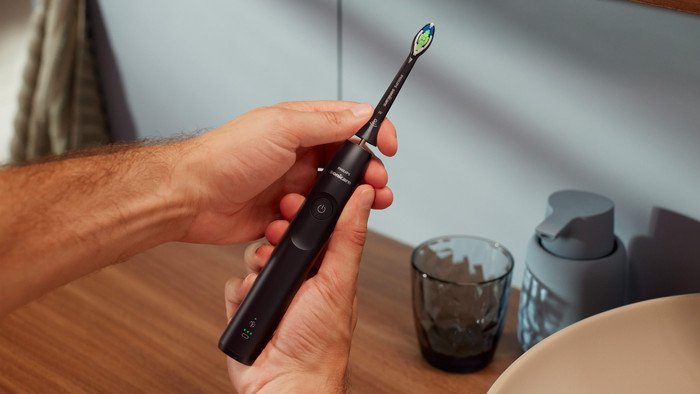 Philips Sonicare 5300 Series HX7101/02 Schwarz produkt in gebrauch