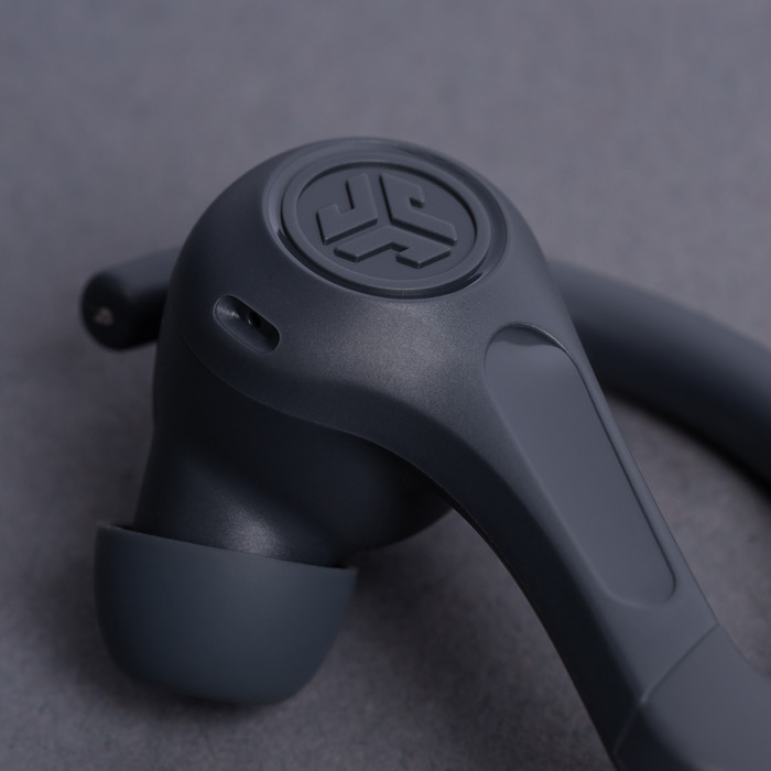 JLab Jbuds Sport ANC 4 Grijs product in gebruik