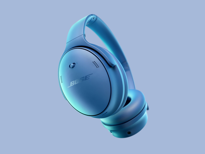 Bose QuietComfort Headphones Blauw + Oplader product in gebruik