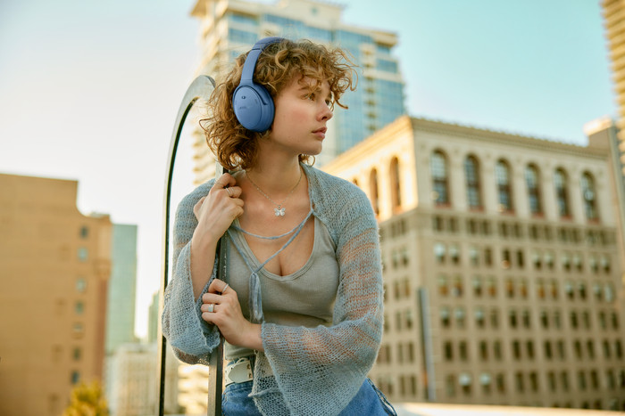Bose QuietComfort Headphones Blauw + Oplader product in gebruik