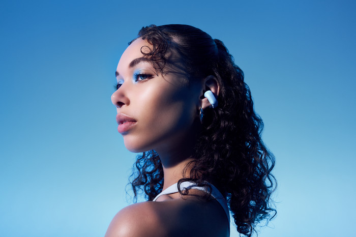 Bose Ultra Open Earbuds Lichtblauw product in gebruik