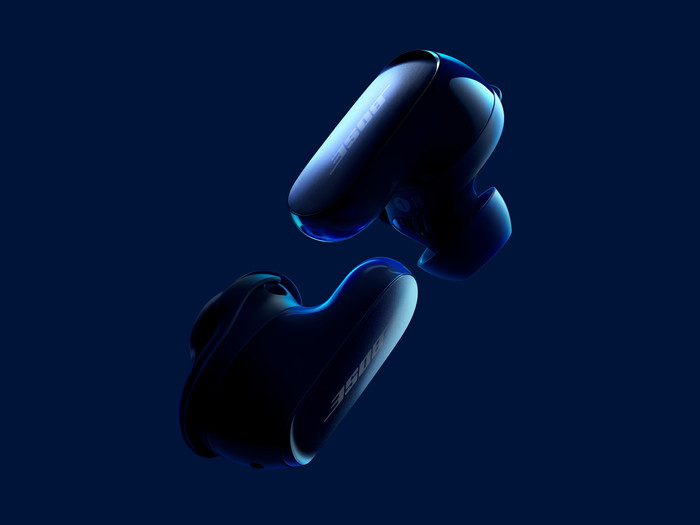 Bose QuietComfort Ultra Earbuds Dunkelblau produkt in gebrauch
