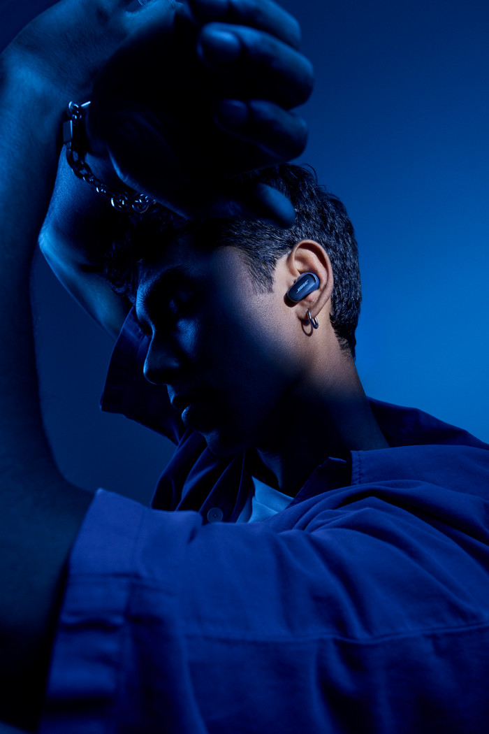 Bose QuietComfort Ultra Earbuds Dunkelblau produkt in gebrauch