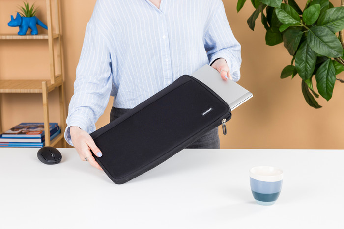 BlueBuilt Laptophoes breedte 33 cm 14 inch M Zwart product in gebruik