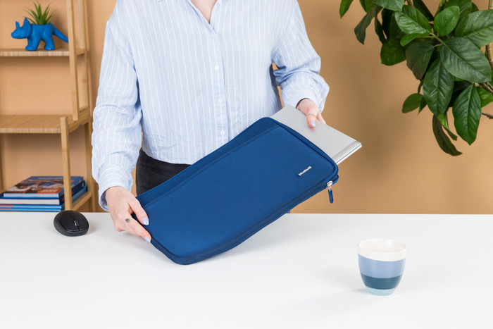 BlueBuilt Laptophoes breedte 37 cm 15-16 inch M Blauw product in gebruik