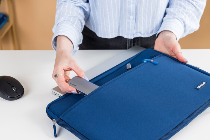 BlueBuilt Laptophoes breedte 37 cm 15-16 inch M Blauw product in gebruik