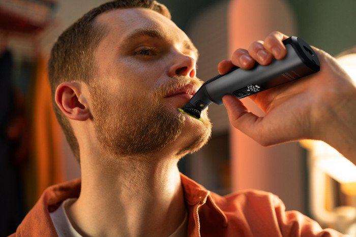 Philips OneBlade Pro 360 QP6652/30 Face & Body Chroom product in gebruik