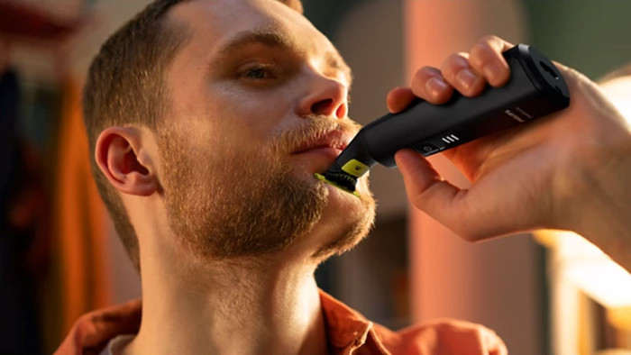 Philips OneBlade Pro 360 QP6542/15 Face & Body Zwart product in gebruik