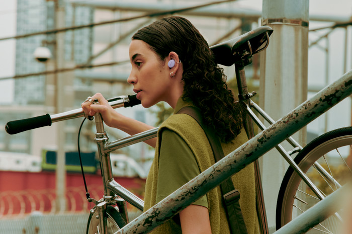 Bose QuietComfort Earbuds Lila produkt in gebrauch