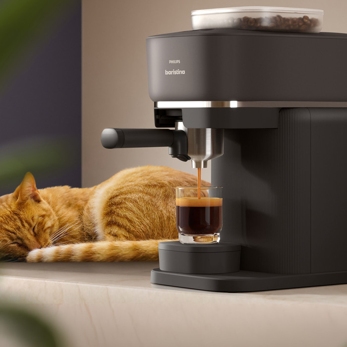 Philips Baristina BAR308/60 Zwart + Melkopschuimer product in gebruik